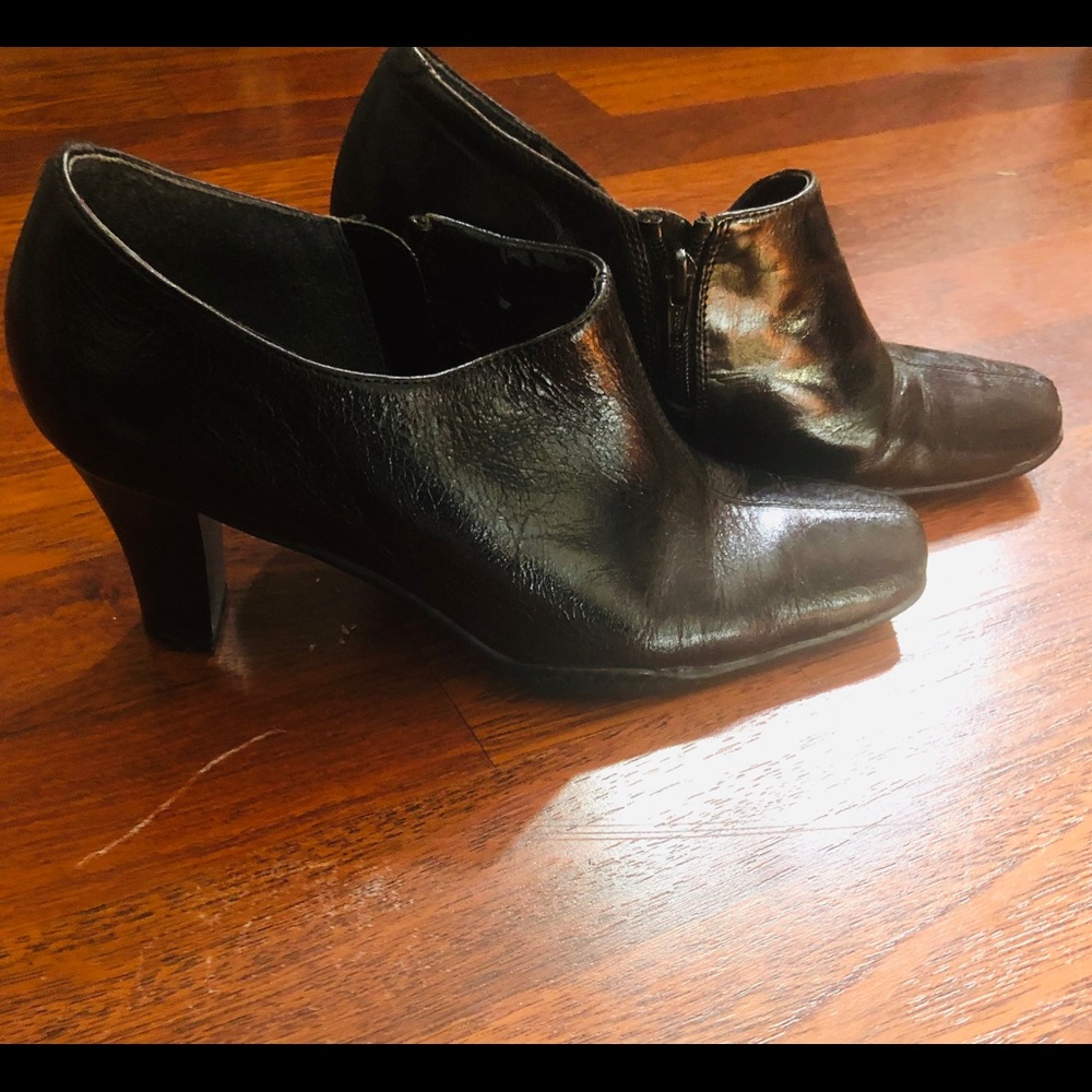 Aero soles Side Zip Heel Booties